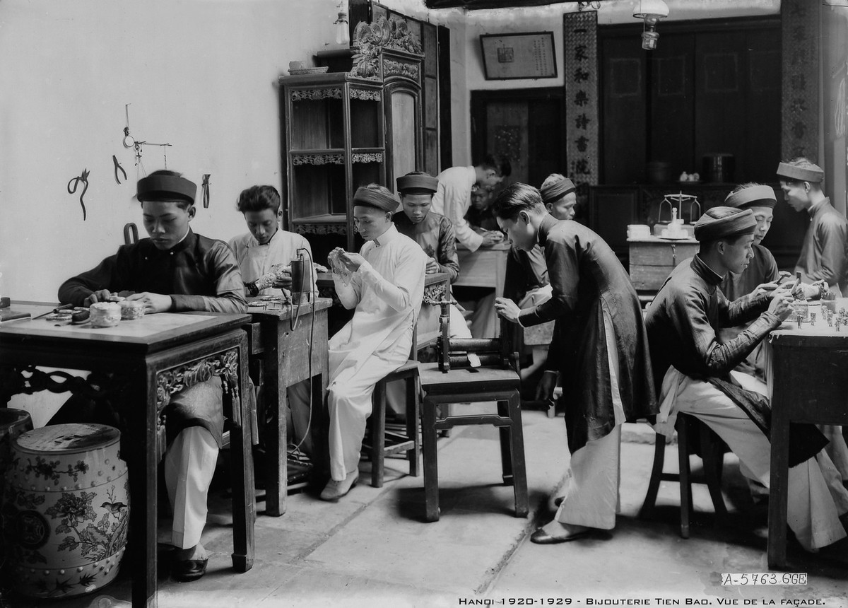 Xưởng làm đồ vàng bạc của hiệu Tiến Bảo.