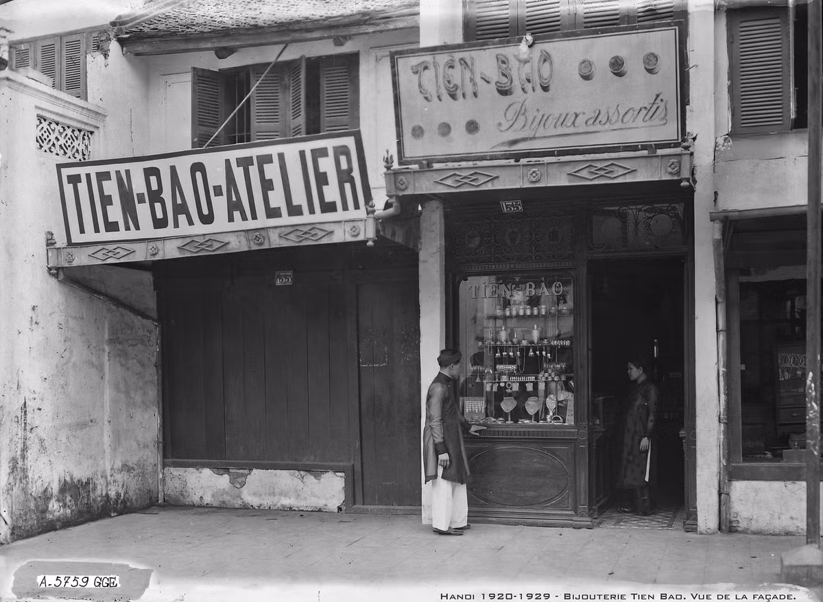 Hiệu vàng bạc Tiến Bảo ở số 133-135 phố Hàng Bạc.