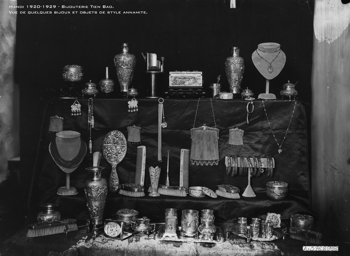 Đồ trang sức và vật dụng các loại được gia công ở hiệu Tiến Bảo.