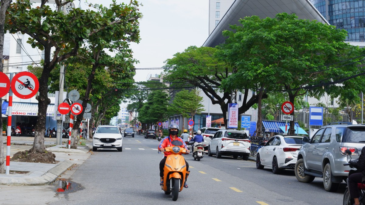 Đường Lý Tự Trọng đoạn qua Trung tâm hành chính Đà Nẵng giới hạn khu A của quy hoạch quảng trường trung tâm.