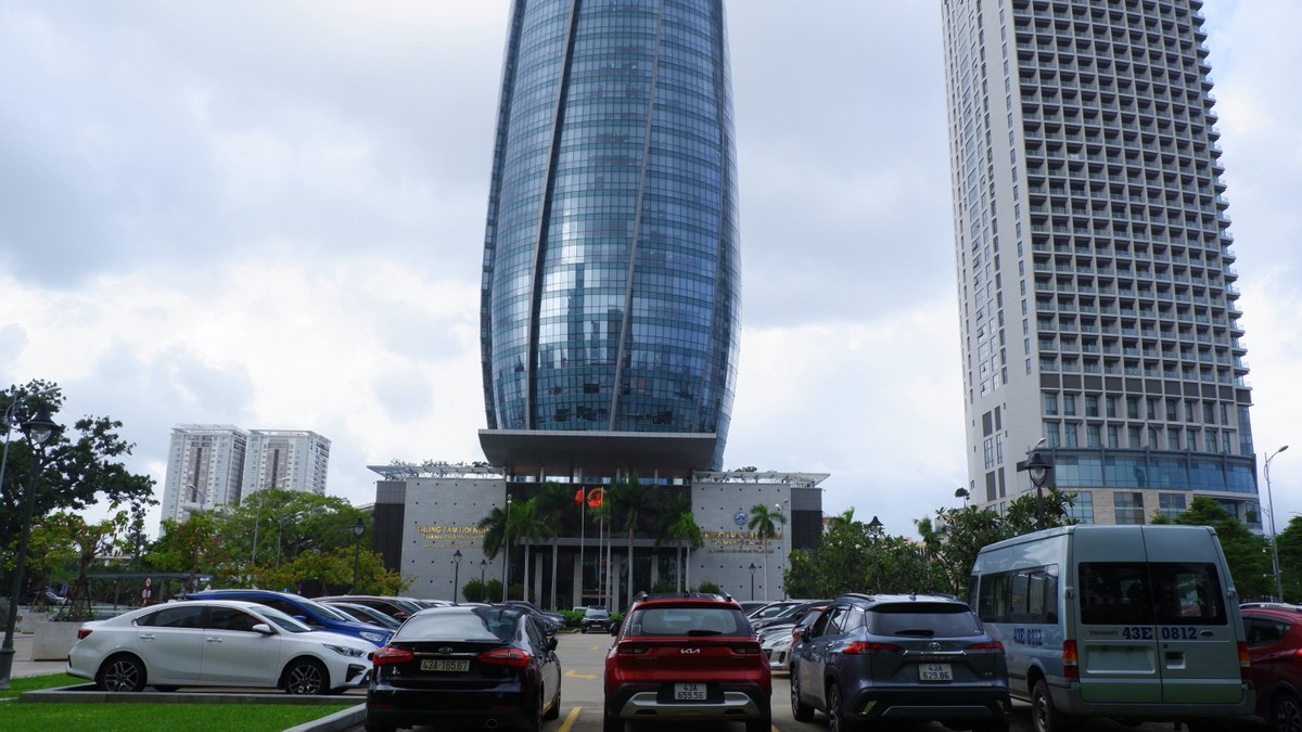 Trên bề mặt quảng trường, nghiên cứu kết nối với không gian mặt nước, bố trí thêm các hạng mục trang trí như nhạc nước, đèn nghệ thuật … nhằm tăng thêm hiệu ứng và điểm nhấn cho công trình.