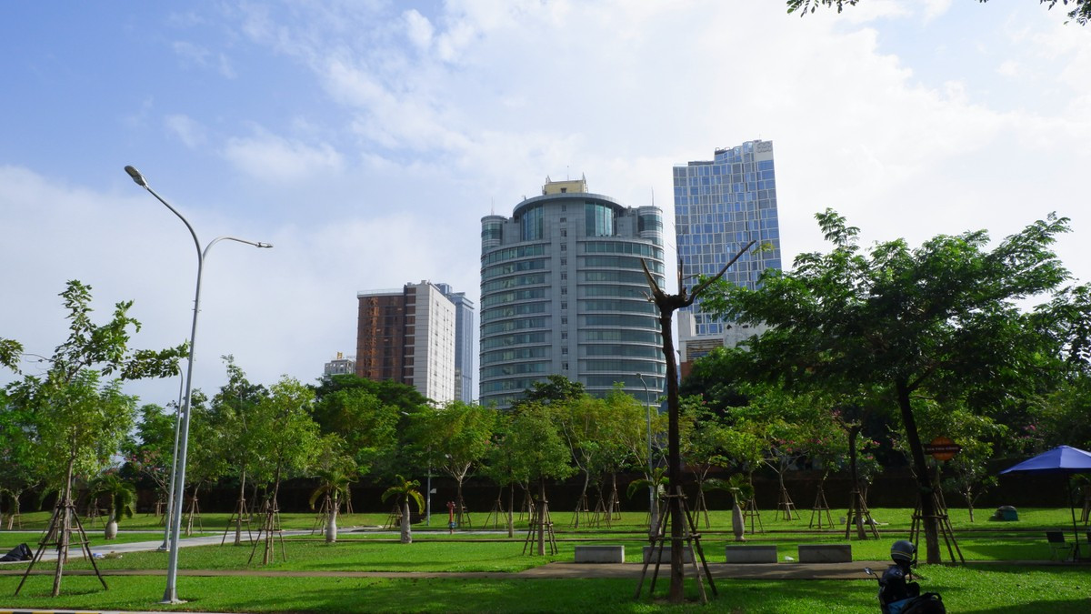 Theo đó, thành phố định hướng thiết kế tổ chức lại không gian kiến trúc cảnh quan khu vực phía đông Thành Điện Hải thành quảng trường công cộng hướng ra sông Hàn kết nối với bảo tàng, Thư viện Khoa học tổng hợp, Khách sạn Hilton ở phía nam và khu vực cảng Sông Hàn ở phía bắc, các công trình công cộng dọc 2 bên ranh giới quảng trường là Quang Trung và Lý Tự Trọng