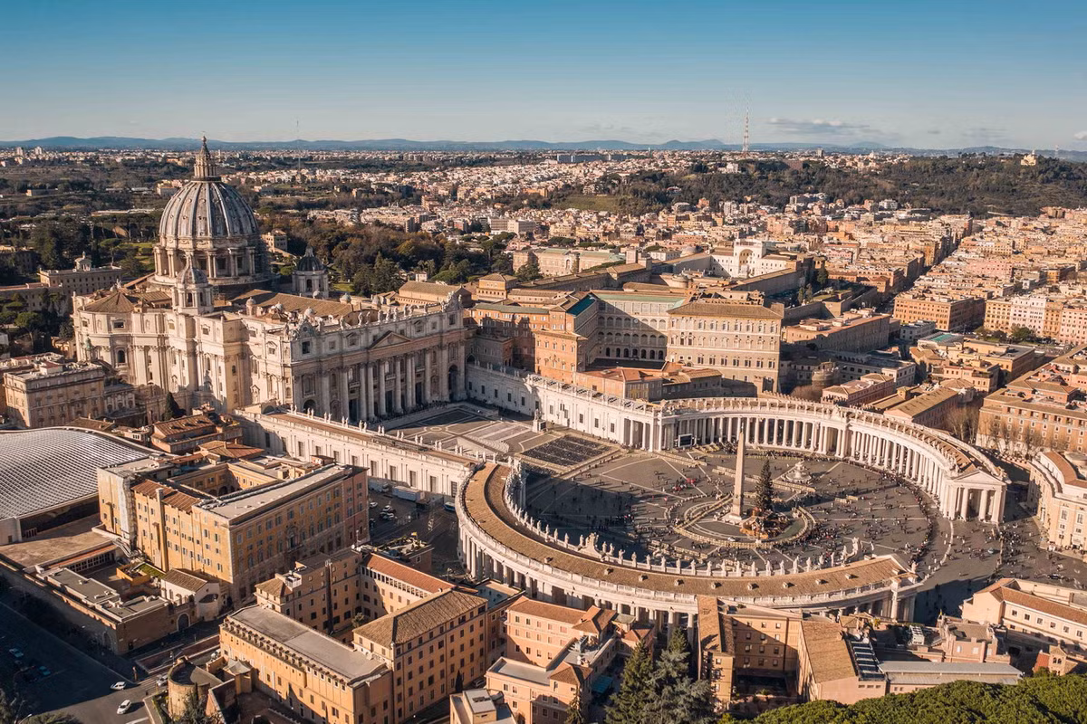 Vào năm 1984, nhà thờ này cùng nhiều công trình khác của Tòa thánh Vatican đã được UNESCO công nhận là Di sản văn hóa thế giới với tên gọi chính thức là Thành Vatican (Vatican City). Ảnh: Headout.