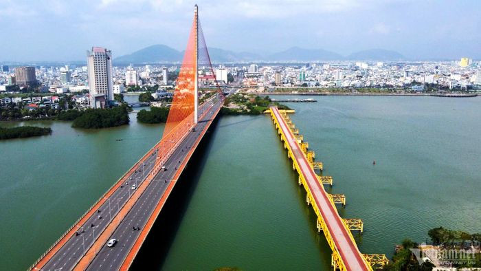 Cầu Nguyễn Văn Trỗi là cầu đường bộ đầu tiên bắc qua sông Hàn.Năm 1978, cầu được dỡ bỏ mặt cầu bằng gỗ, thay bằng kết cấu bê-tông cốt thép. Năm 1996, mặt cầu lại được thay bằng các tấm thép để giảm trọng lượng (do kết cấu móng bị yếu).