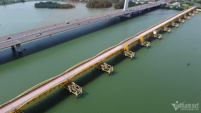 Năm 2012, cầu Nguyễn Văn Trỗi dừng khai thác và đến năm 2013, qua quá trình cải tạo, cầu được cải tạo, thiết kế thêm chức năng có thể nâng lên hạ xuống cho tàu thuyền qua lại và phục vụ nhu cầu đi bộ, vui chơi, vãn cảnh của người dân, du khách.