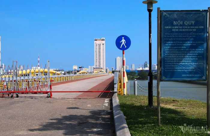 Bắt đầu từ năm 2025 đến cuối năm 2028 sẽ có thêm các gian hàng kinh doanh, bán đồ lưu niệm, sản phẩm OCOP, xe/quầy di động phục vụ giải khát và thức ăn nhanh. Vào dịp cuối tuần, lễ tết sẽ có các sự kiện, lễ hội đặc sắc tại sân phía Bắc hoặc sân phía Nam công viên bờ Đông và trên cầu Nguyễn Văn Trỗi.