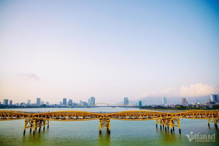  Cầu Nguyễn Văn Trỗi (TP Đà Nẵng) xây dựng từ năm 1960 với kiến trúc gồm 14 nhịp giàn thép Poni, tổng chiều dài 513,8m, phần xe chạy 8,5m, không có lề dành cho người đi bộ