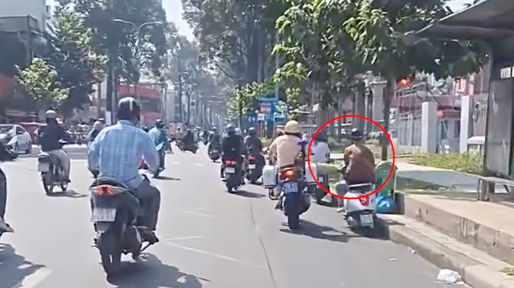 CSGT dùng chân đạp người đi xe máy bị tạm đình chỉ công tác CSGT dung chan dap nguoi di xe may bi tam dinh chi cong tac