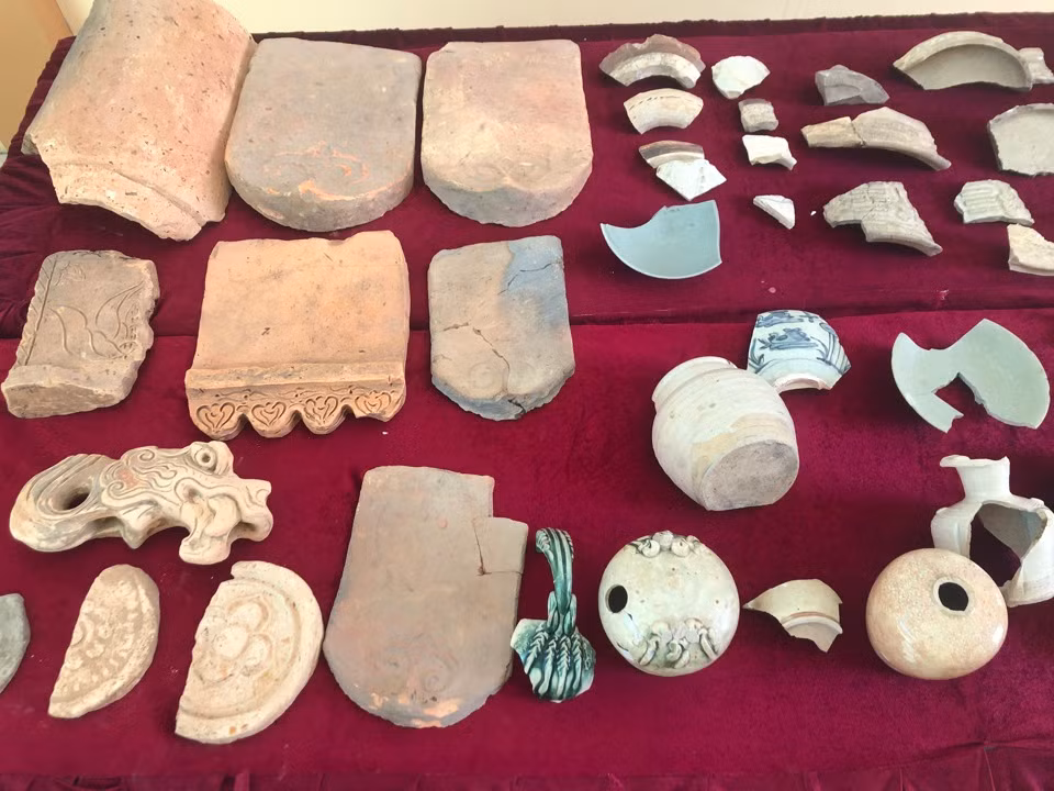 Từ ngày 19/5-16/8/2023, Viện Nghiên cứu Kinh thành đã phối hợp với các cơ quan của tỉnh Thanh Hóa tiến hành khai quật di tích chùa Am Các, xã Định Hải, thị xã Nghi Sơn, tỉnh Thanh Hóa. Nhiều di tích kiến trúc tôn giáo thời Trần đã được phát hiện trong đợt khai quật này. Ảnh: Lại Tấn / Kinh tế &amp; Đô thị.