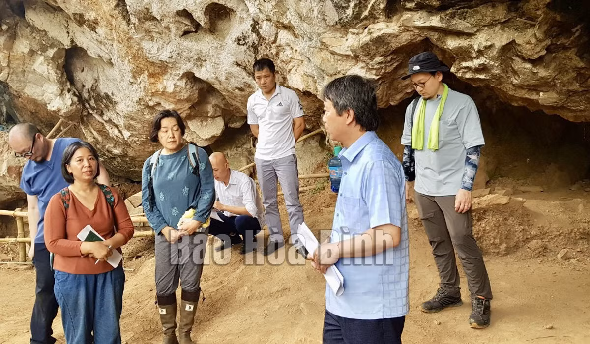 Cũng trong tháng 3/2023, đoàn nghiên cứu của Viện Khảo cổ học đã tiến hành khai quật mái đá Phứng Quyền ở xã Mai Hịch, huyện Mai Châu, tỉnh Hòa Bình. Cuộc khai quật làm phát lộ các mẫu than và vỏ nhuyễn thể thuộc các tầng văn hóa cổ xưa, giàu giá trị về khoa học và lịch sử. Ảnh" Báo Hòa Bình.