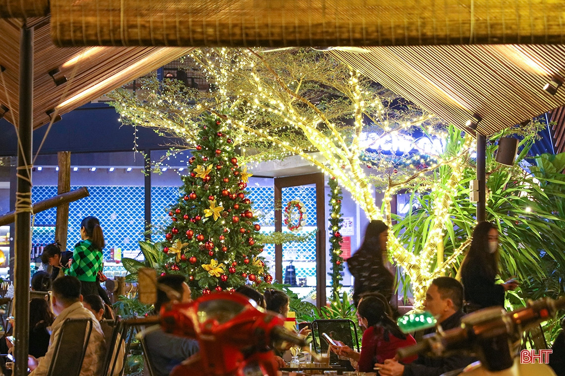 Các cửa hàng, quán cà phê cũng tạo sức hút bằng việc trang hoàng không gian phía bên trong và ngoài sảnh theo chủ đề Noel.