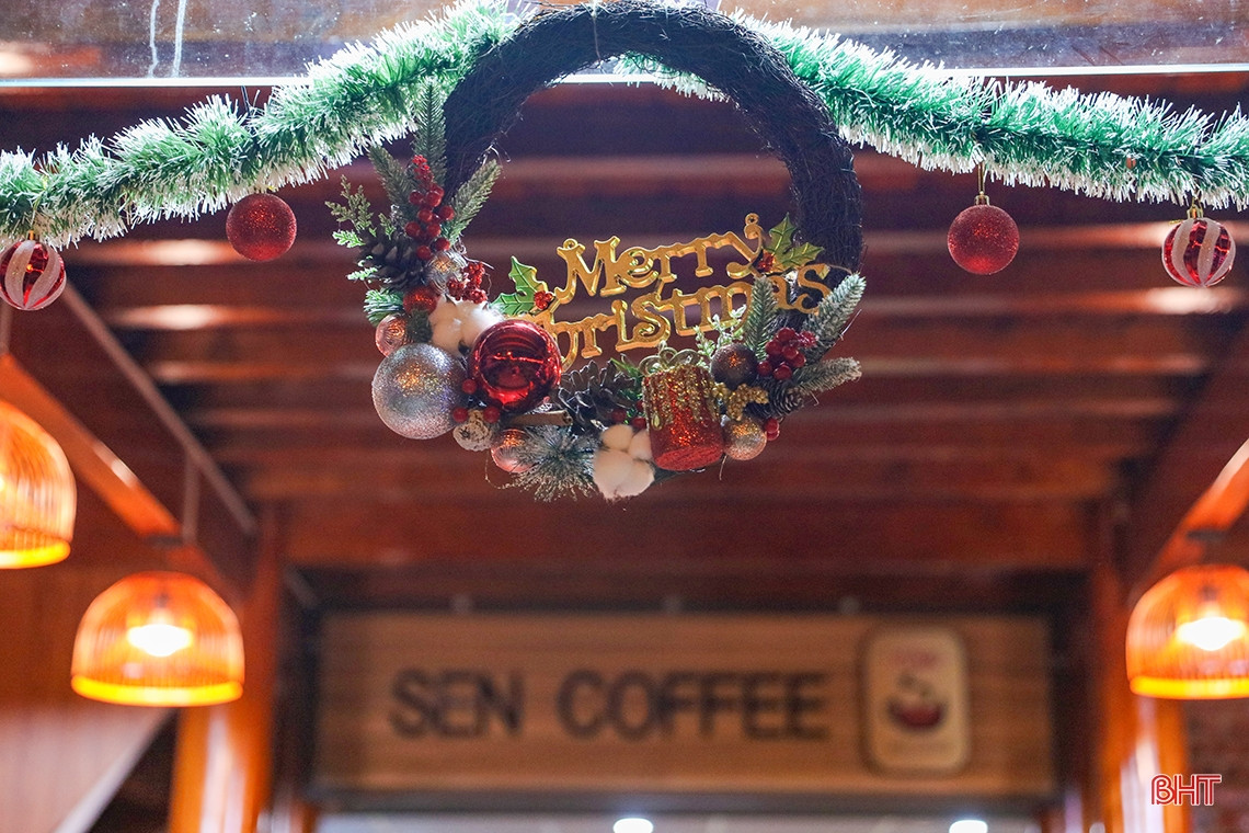 Tại Sen Coffee (đường Sử Hy Nhan, TP Hà Tĩnh), việc chuẩn bị cho lễ Noel đã hoàn tất với nhiều gam màu tươi mới.