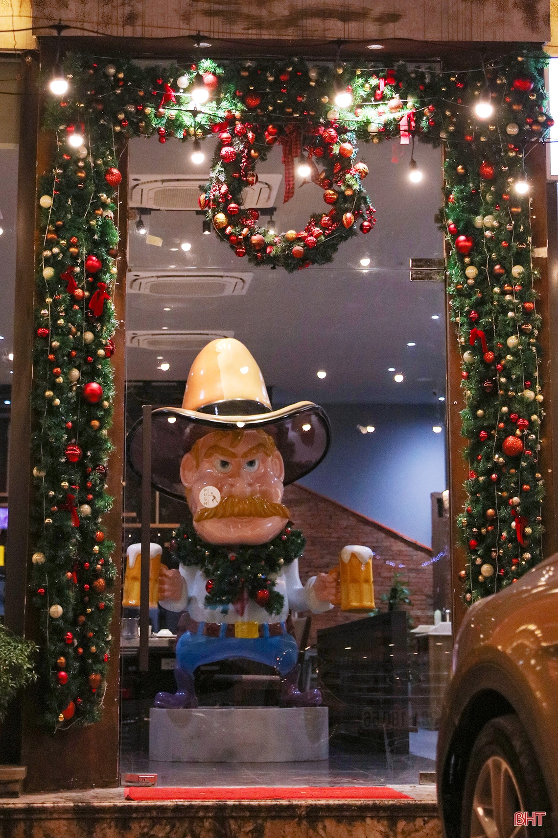 Không khí Giáng sinh đang len lỏi trong từng ngõ phố Thành Sen với niềm tin và kỳ vọng về những điều tốt đẹp, một năm mới an lành, hạnh phúc.