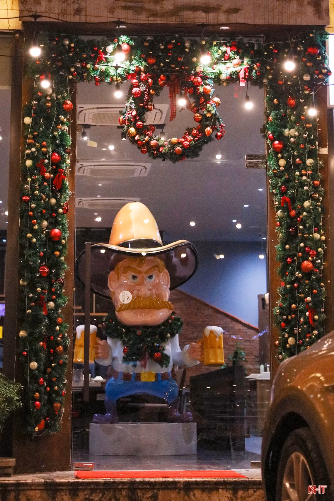 Không khí Giáng sinh đang len lỏi trong từng ngõ phố Thành Sen với niềm tin và kỳ vọng về những điều tốt đẹp, một năm mới an lành, hạnh phúc.