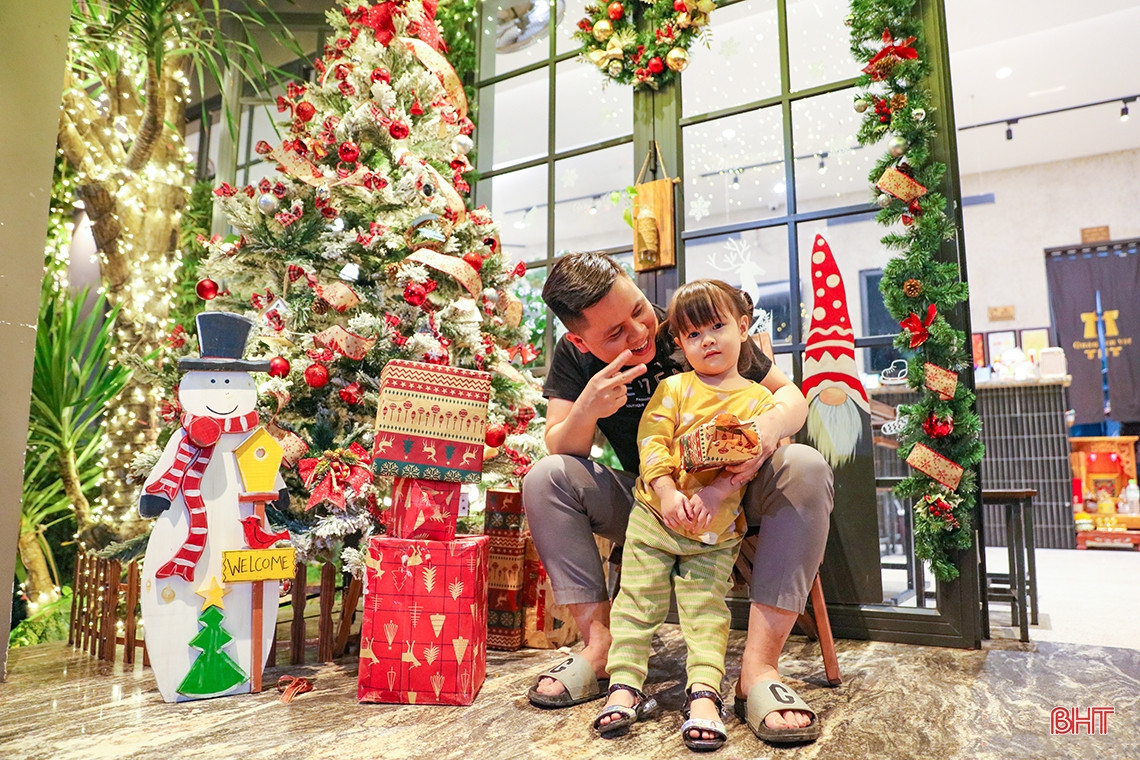 Tiểu cảnh cây thông Noel được trang trí bằng các quả châu nhiều màu sắc bên cạnh những gói quà lớn nhỏ đa phần được các cửa hàng, quán cà phê lựa chọn để trang trí. Những dây đèn led ánh vàng đặc trưng của mùa lễ hội cũng được sử dụng nhằm tạo nên sự ấm áp cho không gian.