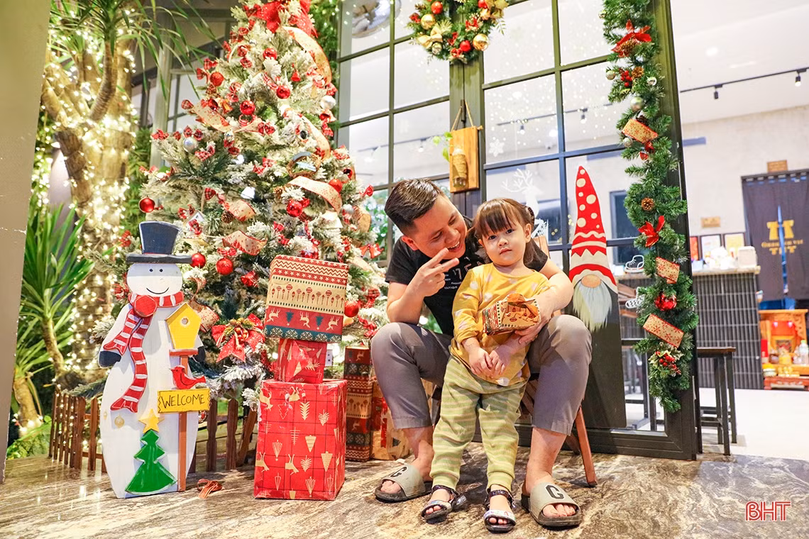 Tiểu cảnh cây thông Noel được trang trí bằng các quả châu nhiều màu sắc bên cạnh những gói quà lớn nhỏ đa phần được các cửa hàng, quán cà phê lựa chọn để trang trí. Những dây đèn led ánh vàng đặc trưng của mùa lễ hội cũng được sử dụng nhằm tạo nên sự ấm áp cho không gian.