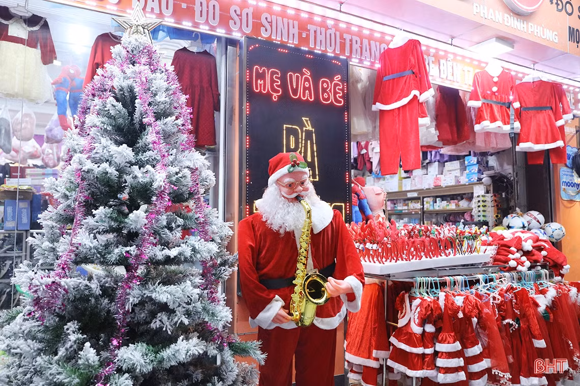 Nhiều tiểu cảnh Noel được đặt trước các cửa hàng để khách ra vào cảm nhận rõ nhất không khí Giáng sinh đang đến gần.