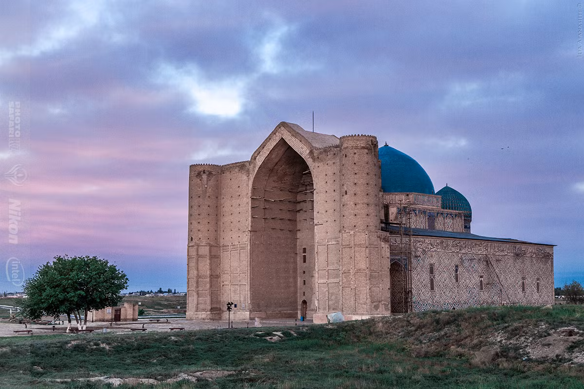 Điều đặc biệt là lối vào của lăng mộ và mái vòm cửa chính chưa được hoàn thành do công trình được xây dựng đến năm 1405 thì vua Timur băng hà. Ảnh: Kazakhstan travel guide.