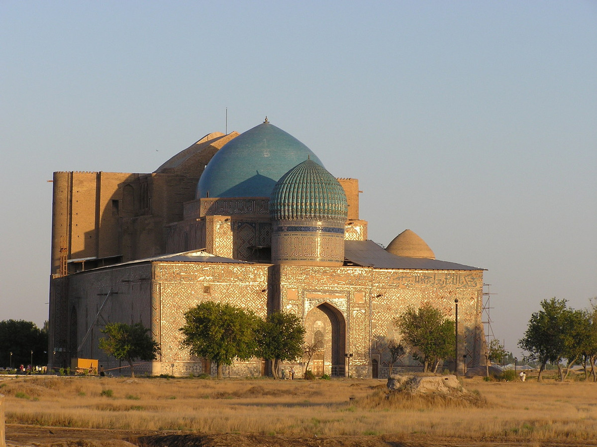 Lăng được xây dựng từ cuối thế kỷ 14, là nơi tưởng niệm Khoja Ahmed Yasawi - một trong những nhà thơ, nhà văn hóa người Kazakhstan có ảnh hưởng lớn ở các nước vùng Trung Á thế kỷ 12. Ảnh: BMKTCN.