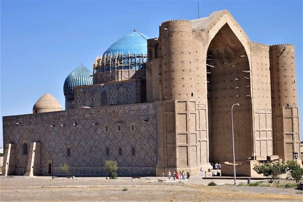 Tuy nhiên, chính nhờ cấu trúc xây dựng còn dở dang mà sau này, các kiến trúc sư tài hoa người Ba Tư mới học hỏi và áp dụng gần như nguyên vẹn kiểu mẫu của công trình cho các kiến trúc vĩ đại tại thành phố Samarkand nằm trên con đường tơ lụa nổi tiếng thuộc đất nước Uzbekistan ngày nay. Ảnh: Ruedi-Retyres.