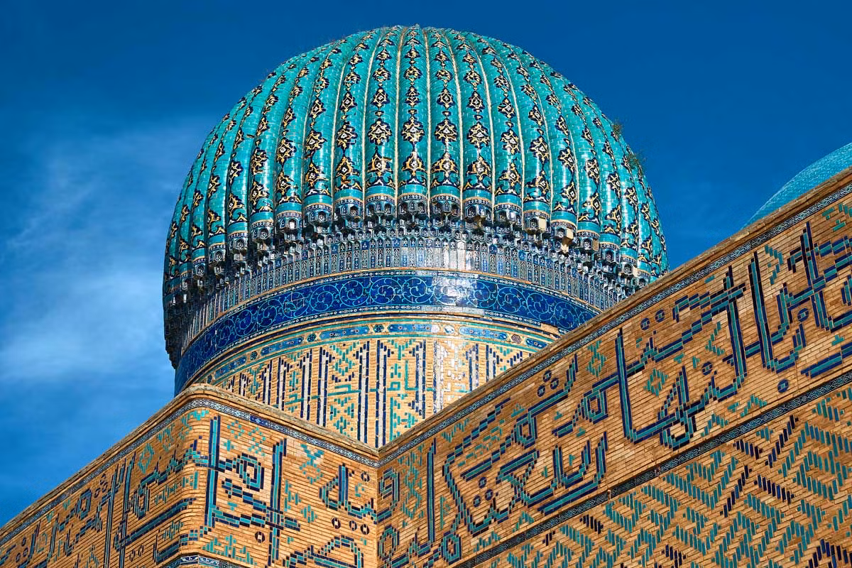 Bề mặt mái vòm và các bức tường được trang trí cầu kỳ bằng gạch men. Ảnh: Turanews.kz.