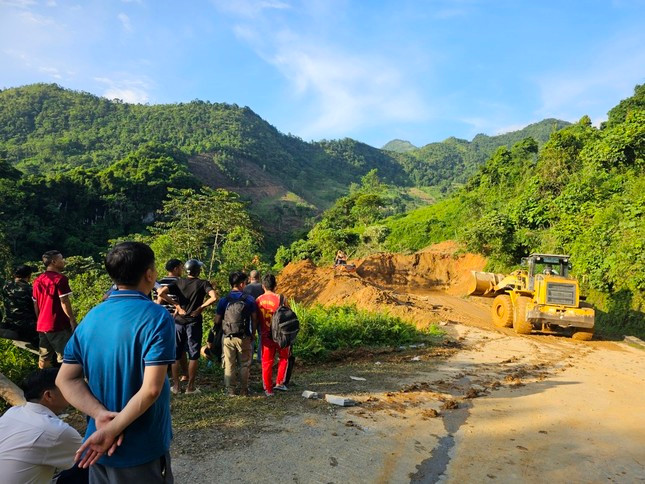 Mien Bac mua lon keo dai, nguy co tai dien sat lo dat