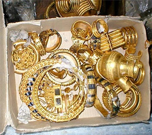 br/> Nimrud được xây dựng vào thế kỷ 13 trước Công nguyên bởi vua Shalmaneser I và nó nhanh chóng trở thành thành phố quan trọng nhất khu vực Lưỡng Hà. Kho báu Nimrud trong lần “ra mắt” công chúng đầu tiên sau khi tìm lại được vào năm 2003.