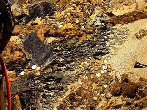 2. Kho báu Thiên Nga Đen: Các thợ lặn Mỹ từng phát hiện và trục vớt được một kho báu khổng lồ từ lòng Đại Tây Dương của một con tàu đắm 400 năm trước. Trị giá của kho báu chưa thể tính toán được. Kho báu gồm nửa triệu đồng tiền bằng vàng, bạc và nhiều đồ quí giá khác.