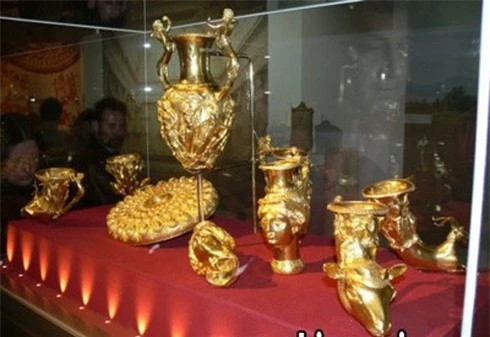 5. Kho báu Panagyuriste: Gồm có một chiếc lọ nhỏ, một chiếc vò hai quai kiểu La Mã và 7 bình đựng nước. Tất cả đều bằng vàng ròng được trang trí cầu kỳ và nặng 6.164 kg. Niên đại của chúng được xác định vào khoảng thế kỷ thứ 4 đến thứ 3 trước Công nguyên. Kho báu này được tìm thấy ngày 8-12-1949 trong nhà máy Merul gần Panagyurishte, Bulgary.