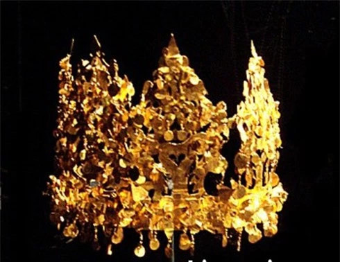 7. Kho báu Tillia Tepe: Tillia Tepe là khu vực khảo cổ nằm ở phía Bắc Afghanistan gần Sheberghan. Được khai quật vào năm 1979 bởi nhóm các nhà khảo cổ học người Xô viết gốc Afghanistan. Gồm khoảng 20.000 vật dụng bằng vàng ròng được tìm thấy trong 6 lăng mộ có niên đại thuộc thế kỷ thứ 1 trước Công nguyên và hàng ngàn đồ trang sức bằng vàng và đá quý.