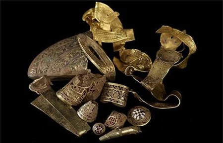 4. Kho báu Anglo-Saxon: Một chuyên gia săn lùng báu vật đã phát hiện ra kho vàng khổng lồ thời Anglo-Saxon với hơn 1.500 món đồ cổ, tại một cánh đồng ở Staffordshire (Anh). Nhiều nhà khảo cổ nhận định kho báu này còn đáng kể hơn việc khám phá ra chiếc tàu chở báu vật bị chôn vùi ở Sutton Hoo cách đây 70 năm. 