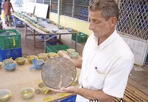 9. Kho báu Indonesia: Gồm gần 14.000 viên ngọc trai, 4.000 viên đá ruby, 400 viên sapphire, và hơn 2.200 viên ngọc hồng lựu, kho báu này được tìm thấy trên con tàu đắm thuộc lãnh hải Indonesia. Con tàu này nằm dưới đáy biển cách đây hơn 1.000 năm. Ước tính trị giá của kho báu này lên đến hàng tỷ đôla.