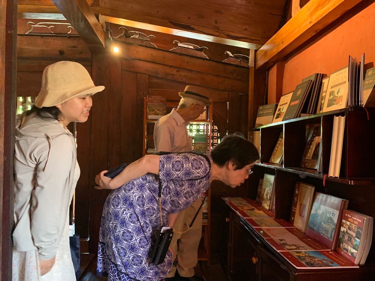 Cùng với đó, các hoạt động trưng bày sách ảnh giao lưu văn hóa Hội An - Nhật Bản khu vực phía trước Chùa Cầu và trưng bày sách bên trong di tích.