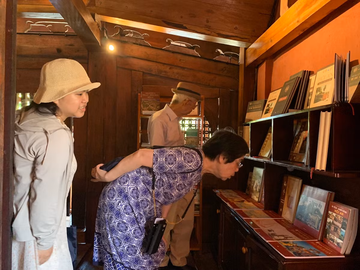 Cùng với đó, các hoạt động trưng bày sách ảnh giao lưu văn hóa Hội An - Nhật Bản khu vực phía trước Chùa Cầu và trưng bày sách bên trong di tích.