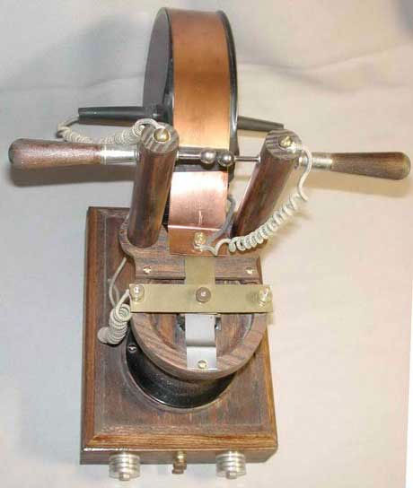 10. Máy giao động của Tesla: Tesla phát minh chiếc máy phá hủy bỏ túi tạo ra những tần số rung khác nhau. Phát minh của ông được nhiều người ủng hộ vì chứa một sức mạnh to lớn trong chữa bệnh nếu nó tìm đúng tần số rung của khối u, của căn bệnh trong cơ thể để phá hủy hoàn toàn mà không ảnh hưởng đến những bộ phận khác.