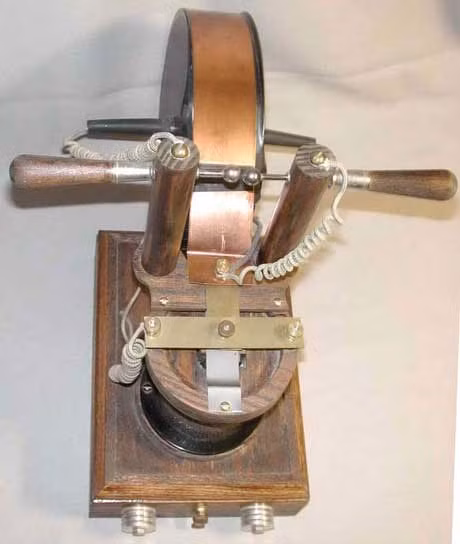 10. Máy giao động của Tesla: Tesla phát minh chiếc máy phá hủy bỏ túi tạo ra những tần số rung khác nhau. Phát minh của ông được nhiều người ủng hộ vì chứa một sức mạnh to lớn trong chữa bệnh nếu nó tìm đúng tần số rung của khối u, của căn bệnh trong cơ thể để phá hủy hoàn toàn mà không ảnh hưởng đến những bộ phận khác.