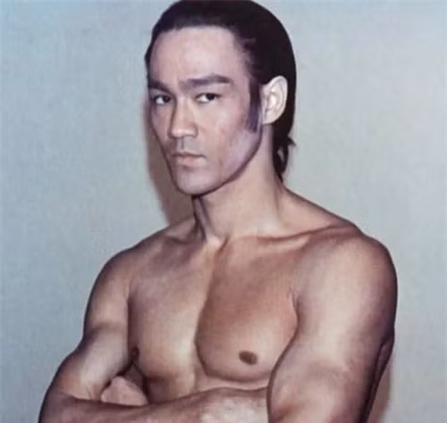 Một hình ảnh "rất ngầu" hiếm thấy của Lý Tiểu Long.