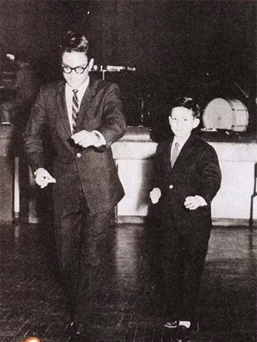 Ngoài võ thuật, điệu nhảy Cha cha cha là niềm đam mê lớn của Lý Tiểu Long. Ngày xưa, anh và em trai Lý Chấn Huy bắt cặp đi thi, đoạt giải cao.