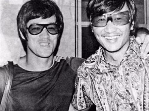 Tạ Đình Phong chụp cùng Lý Tiểu Long? Không phải, người trong ảnh là nghệ sĩ Tạ Hiền - bố Tạ Đình Phong.