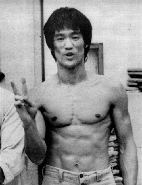 ơn 40 năm trước, Lý Tiểu Long đã biết tạo dáng xì tin như giới trẻ hiện nay.