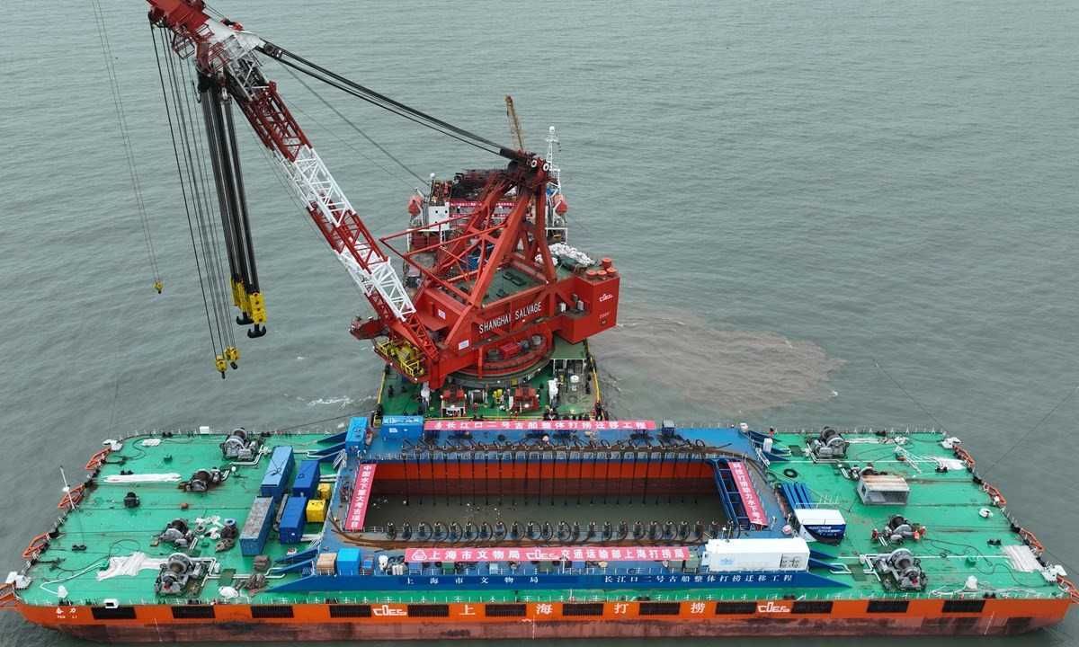 Khi đội công nhân đang hút nước mưa tích tụ để không làm ngập lụt nhiều con phố thì họ phát hiện thấy nhiều tấm gỗ lớn.