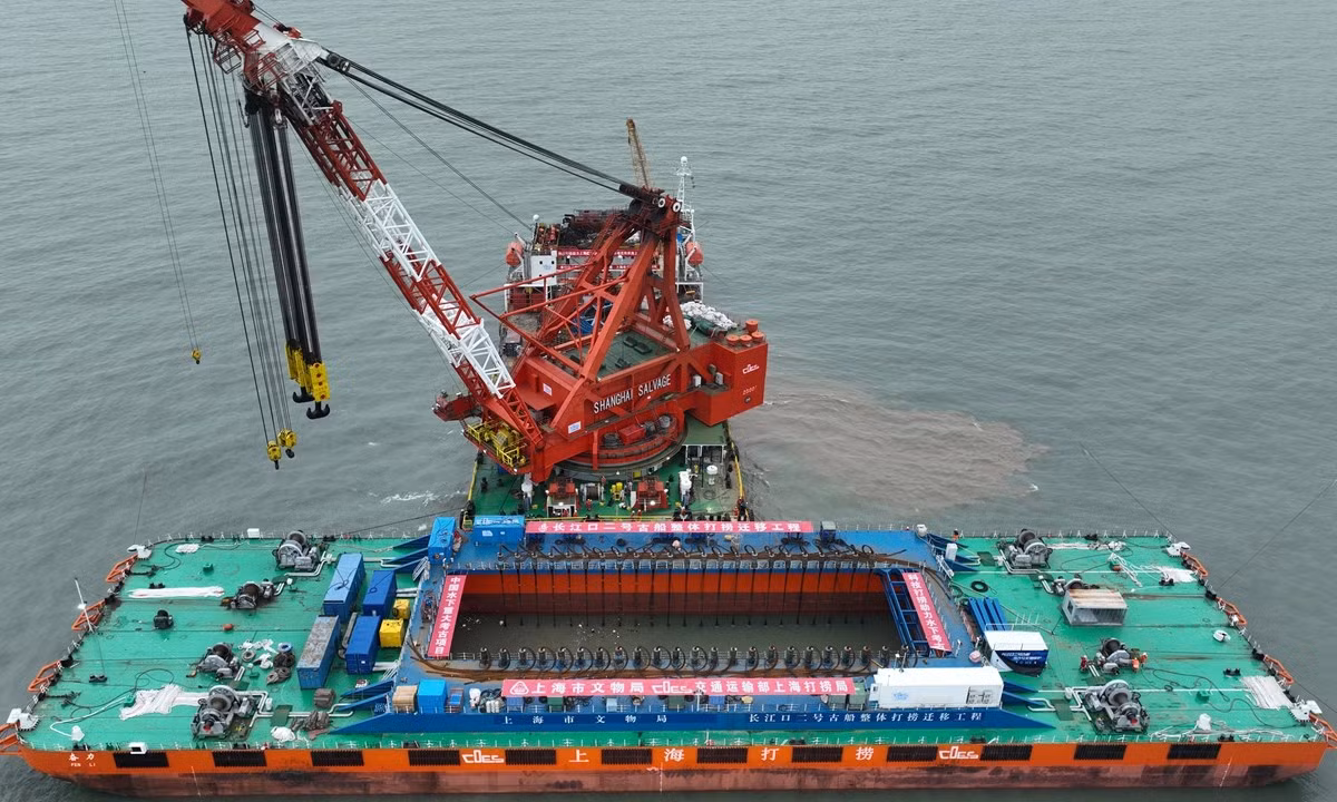 Khi đội công nhân đang hút nước mưa tích tụ để không làm ngập lụt nhiều con phố thì họ phát hiện thấy nhiều tấm gỗ lớn.