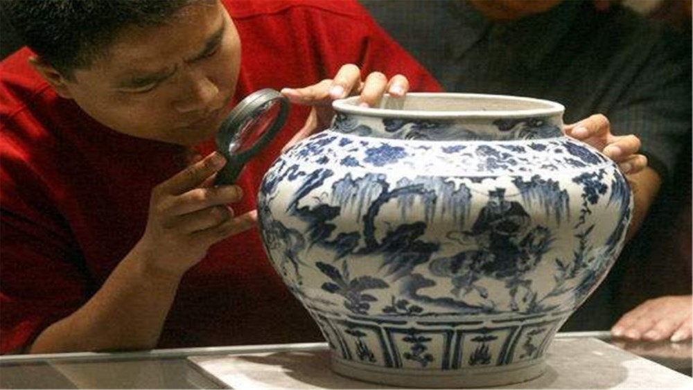 Để có thể hiểu phần nào giá trị của sứ trắng xanh nhà Nguyên có thể hình dung số tiền khổng lồ mà một bình sứ trắng xanh "Quỷ Cốc Tử xuống núi" thời nhà Nguyên được bán đấu giá tại Anh với số tiền lên đến 230 triệu NDT năm 2003.