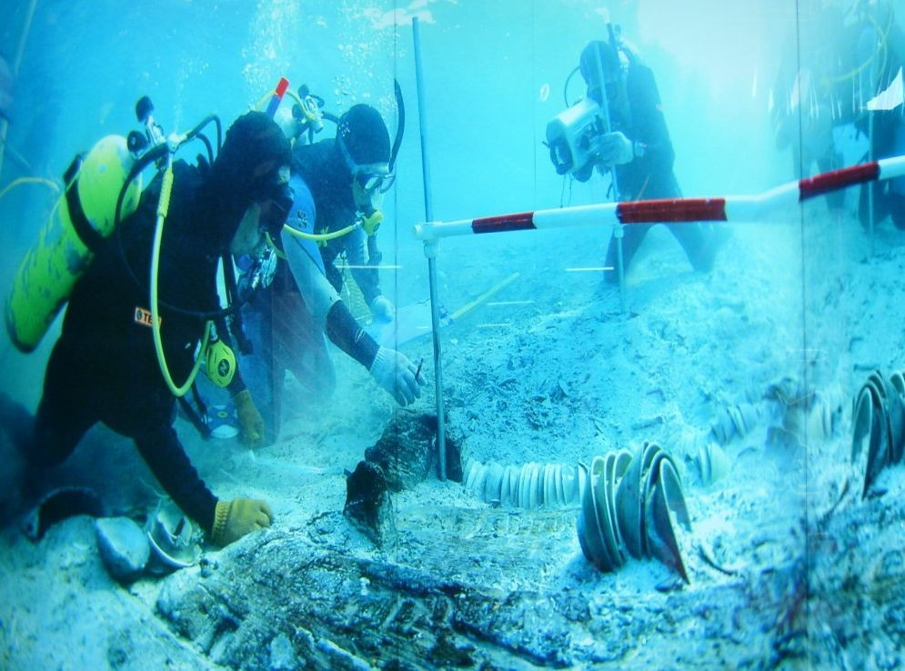  Đội khảo cổ bắt tay tiến hành khai quật con tàu. Đầu tiên, họ phát hiện ra một số báu vật bằng vàng bạc, tiếp đến là một chiếc đĩa sứ trắng xanh và một chiếc bình hoa mận xanh trắng có hoa văn rồng. Điều khiến tất cả các nhà khảo cổ kinh ngạc là tất cả đều không hề bị hư hại.