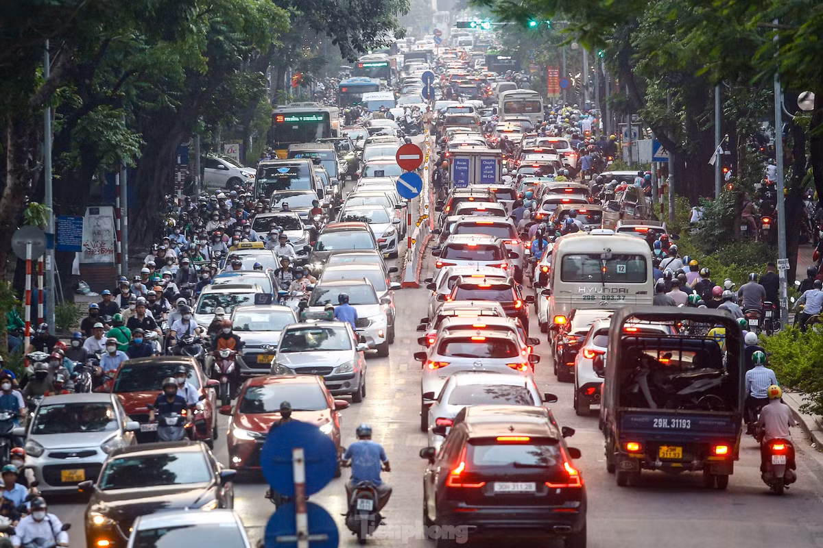 Ghi nhận của PV, chiều ngày 26/4, ngày làm việc cuối cùng trước kỳ nghỉ lễ 30/4-1/5, nhiều tuyến phố nội đô như Tây Sơn, Nguyễn Trãi, Trường Chinh, Láng, Lê Văn Lương, Tố Hữu,... xảy ra tình trạng tắc nghẽn cục bộ, kéo dài hàng giờ đồng hồ. Trong ảnh, đường Huỳnh Thúc Kháng kẹt cứng các phương tiện cả hai chiều.