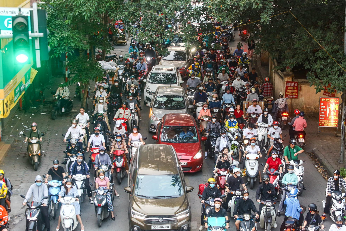 Phương tiện tràn sang, đi ngược chiều ở đường Nguyễn Ngọc Vũ.