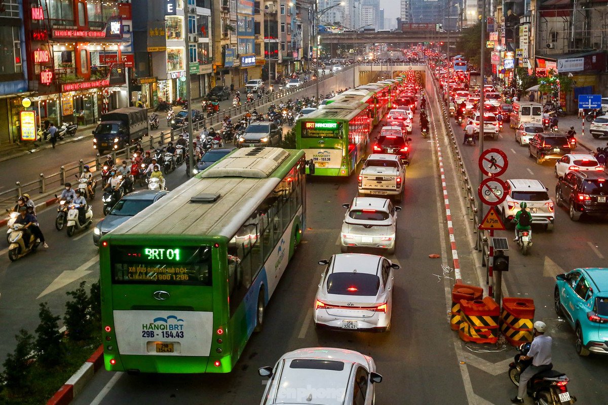 Xuất phát tại thời điểm khác nhau, tuy nhiên hàng chục chiếc xe buýt nhanh đều chịu cảnh "chôn chân" giữa cơn tắc đường ở Hà Nội trước ngày nghỉ lễ.