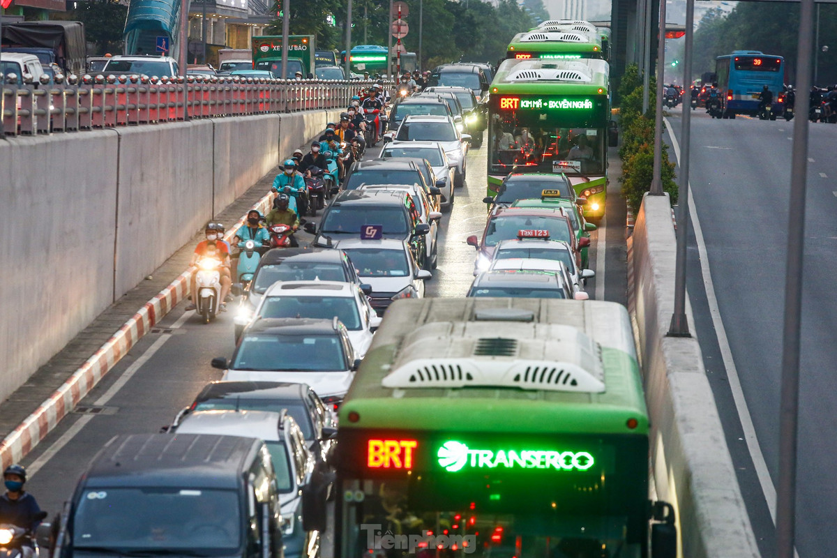 Mặc dù có làn đường riêng BRT, tuy nhiên xe buýt nhanh cũng chịu cảnh tắc nghẽn khi đi qua đoạn hầm chui.