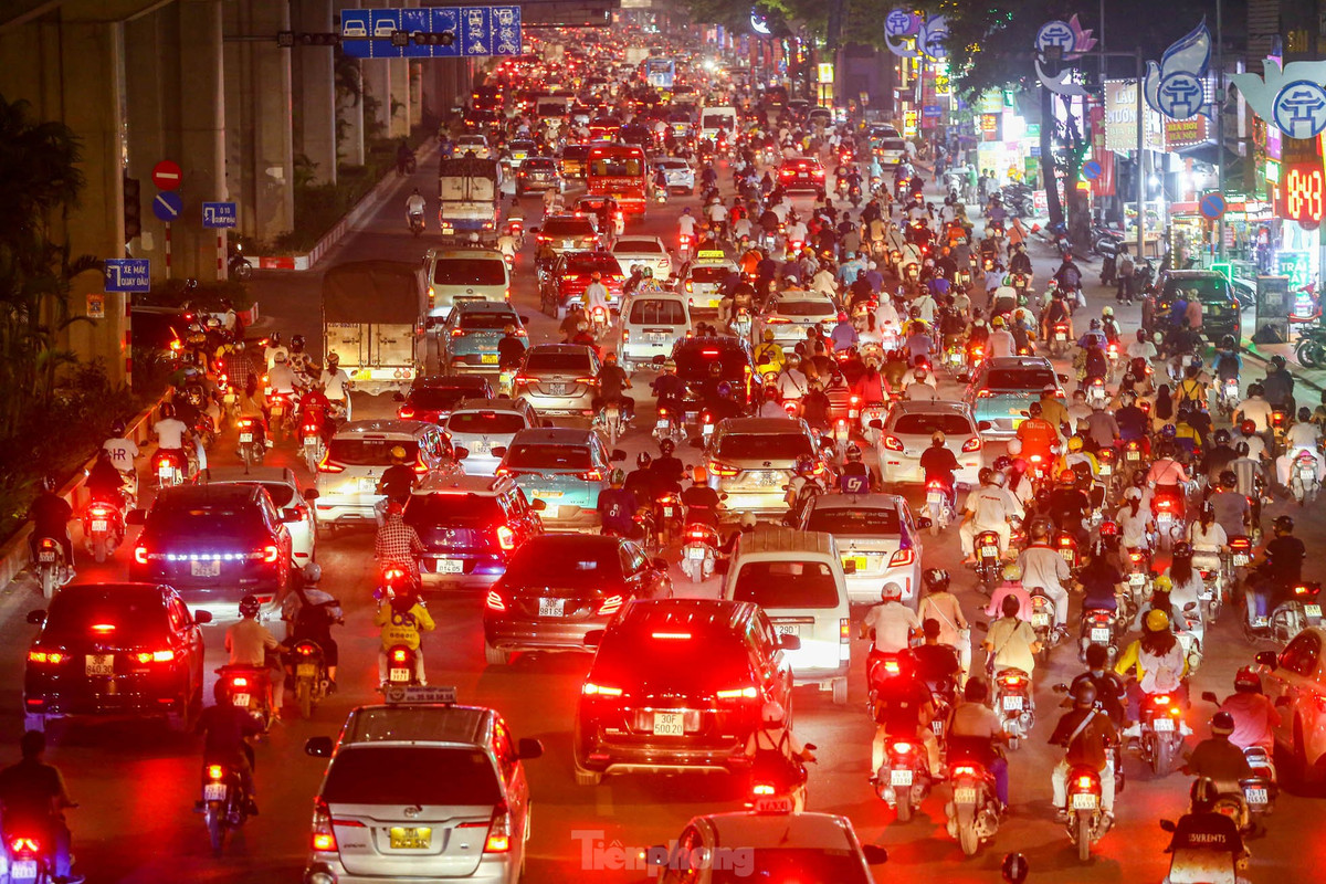 Đến 19h, tình trạng ùn tắc vẫn tiếp diễn trên nhiều tuyến phố. Trong ảnh, hai chiều đường Nguyễn Trãi ùn ứ các phương tiện hàng giờ đồng hồ.