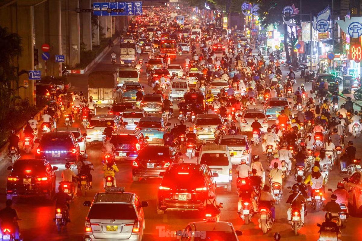 Đến 19h, tình trạng ùn tắc vẫn tiếp diễn trên nhiều tuyến phố. Trong ảnh, hai chiều đường Nguyễn Trãi ùn ứ các phương tiện hàng giờ đồng hồ.